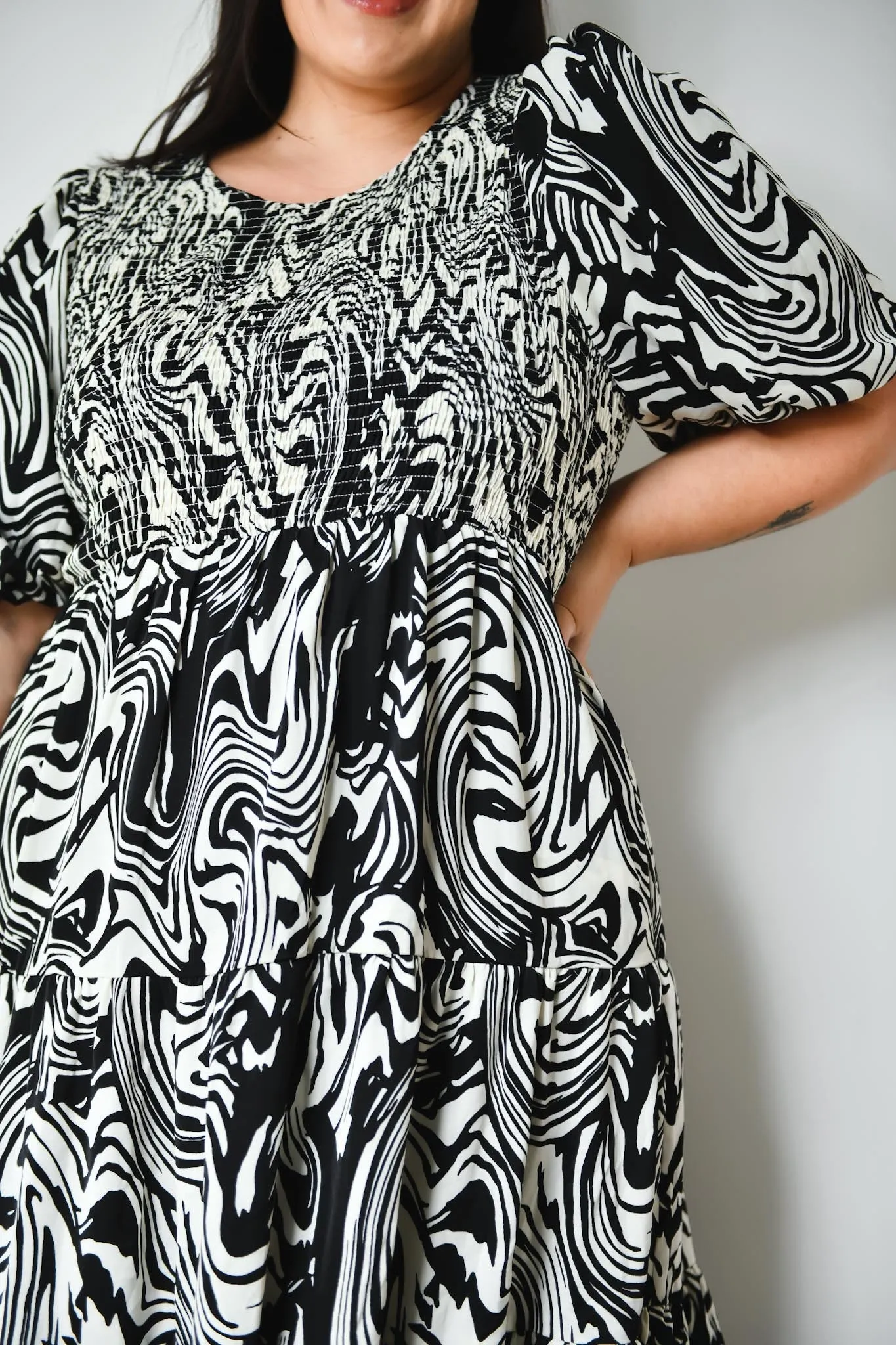 Saskia dress - Black & white 70's print