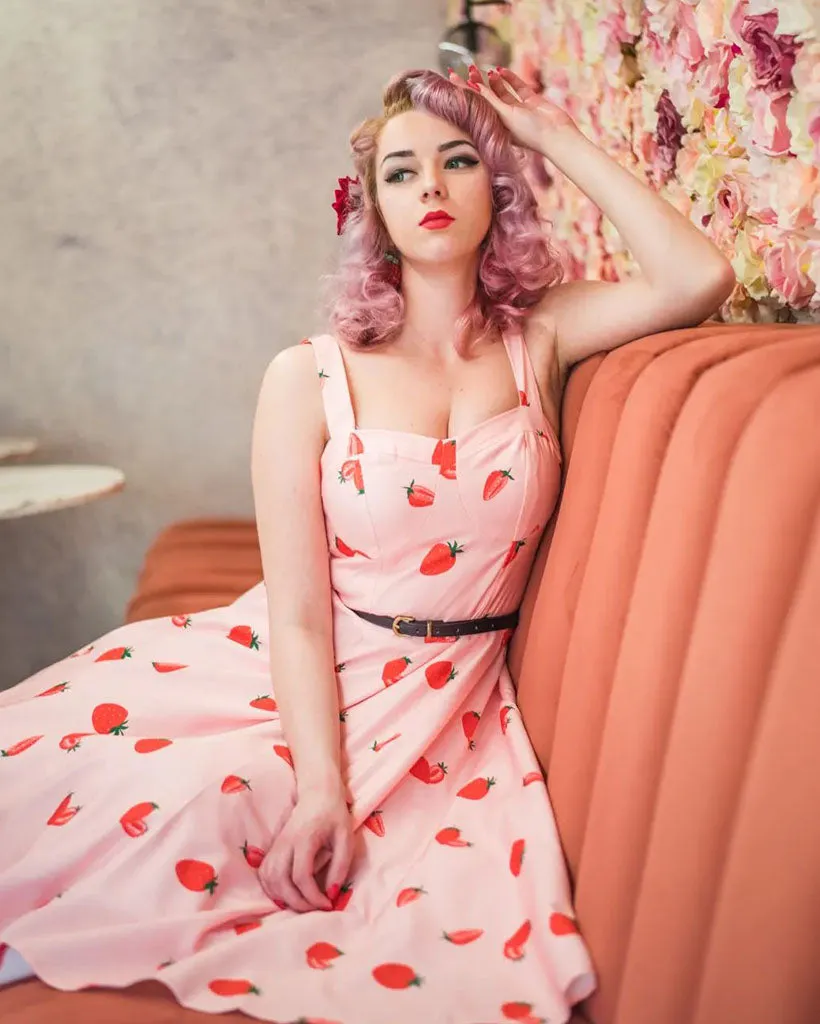 Vintage Fans Look of  Strawberry Print Sweetheart Neck Flared A-Line Dress with Belt